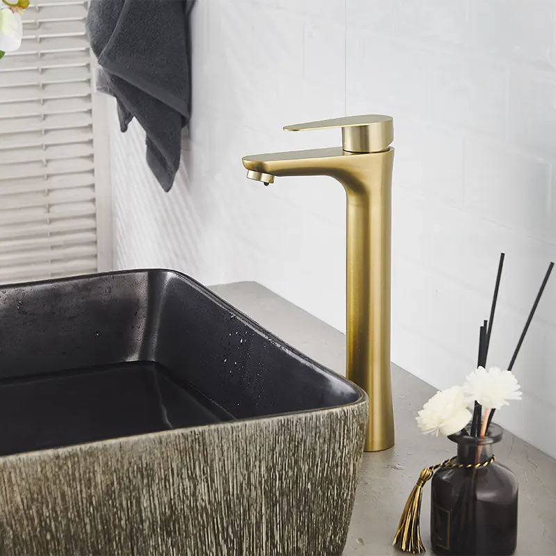 Cosa rende un bagno in oro spazzolato la scelta perfetta per le case moderne?