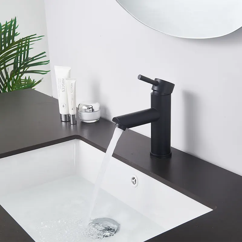 Semplice rubinetto da bagno nero